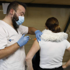 Una mujer es vacunada en el Palacio de Exposiciones de León en días pasados. FERNANDO OTERO