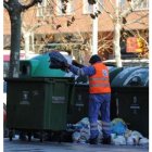Un operario recoge ayer bolsas para trasladar a planta.