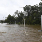 Una calle anegada por el agua tras las inundaciones provocadas por las fuertes lluvias caídas tras el paso del ciclón "Debbie", en el sur de Brisbane, Queensland (Australia).