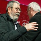 Cándido Méndez abraza a Ignacio Fernández Toxo en la clausura del congreso de UGT.