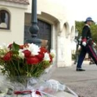 A las puertas del palacio los vecinos dejaron ayer ramos de flores con los colores monegascos