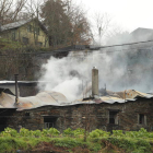 Estado en el que quedó la palloza, todavía humeante, tras el incendio. L. DE LA MATA