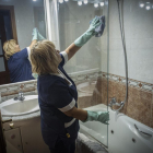Una mujer de limpieza en un hogar realizando sus labores profesionales.  /