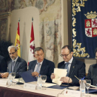 Los rectores, ayer, con el consejero, en la firma del acuerdo.