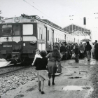 Leoneses suben al tren en la antigua estación de Renfe de León.