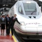 El presidente Zapatero acaricia el Alvia, en presencia del presidente Herrera y la ministra Álvarez
