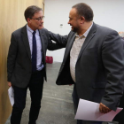 Enrique Saiz saludó ayer en Carucedo al presidente del Consejo, Gerardo Álvarez Courel, al que agradeció públicamente su colaboración en la entrada única. BARREDO