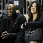 Lamar Odom y su entonces esposa Khloe Kardashian, en un partido de baloncesto, en febrero del 2011.