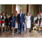 Los reyes de España, acompañados por la alcaldesa de París, Anne Hidalgo, durante su visita al ayuntamiento de París.