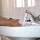 Una astorgana se lava las manos con un agua, según la UPL, de calidad
