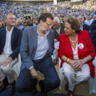 Mariano Rajoy conversa con Rita Barberá en un mitin en València en la campaña de las municipales del 2015.