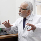 Constancio González en el laboratorio que ha sido su casa durante cuarenta años.