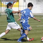 Bandera y Tano pugnan por un balón que en esta ocasión se llevó el lateral de la Ponferradina B.