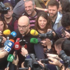 Joan Coma, junto a la alcaldesa de Berga, Montse Venturós, en la concentración contra la persecución judicial a cargos electos independentistas del pasado 13 de noviembre en Barcelona.