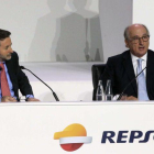 El presidente de Repsol, Antonio Brufau (d), y el consejero delegado, Josu Jon Imaz, durante una junta general de accionistas que la empresa celebra en Madrid.