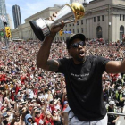 Kawhi Leonard se hace un selfie con el trofeo de campeón de la NBA.