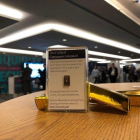 Vista del gramo de oro que regalaba Novem Gold, una compañía con sede en Liechtenstein que comercia con el metal dorado, a las mil primeras personas que se pasasen por su puesto en la feria Consensus sobre criptomonedas, esta semana en Nueva York.