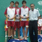 Los tres jugadores leoneses del Club El Paso de Navatejera posan con sus trofeos.