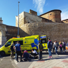 El personal del 112 atiende al herido en la Plaza del Espolón. DL