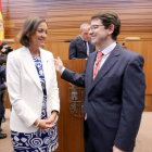 La ministra de Industria, Comercio y Turismo, Reyes Maroto, conversa con el nuevo presidente de la Junta, Alfonso Fernández-Mañueco