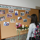 Una compañera de Asunta Basterra, ante el mural que le hicieron en la escuela a la que iba con motivo del que hubiera sido su 13º cumpleaños.