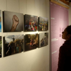 Una mujer observa la exposición 'Migra-ón' en la Casa del Lago, en México. FRANCISCO GUASCO