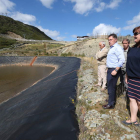 Del Egido, Barazón y Durán observan la balsa que abastece de agua a los cañones de nieve