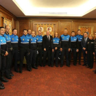 El alcalde junto a los nuevos integrantes de la Policía Local.
