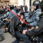 Policías rusos antidisturbios dispersan a los manifestantes que se pronunciaban en contra de Putin