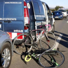Ciclistas embestidos por un vehículo que se dio a la fuga en el Alt Camp, el pasado diciembre.