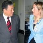 Ana Pastor con el director general de la OMS, Jong Wook, ayer en Ginebra