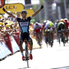 El ciclista checo Zdenek Stybar del equipo Etixx Quick Step se impone en la sexta etapa de la 102º edición del Tour de Francia, una carrera de 191.5km entre Abbeville y Le Havre, en Francia.