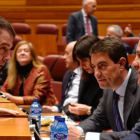 El presidente de la Junta de Castilla y León, Alfonso Fernández Mañueco (i), conversa con los viceportavoces del Grupo Parlamentario Popular, Raúl de la Hoz (d) y Ángel Ibáñez (2d), al inicio del debate. NACHO GALLEGO