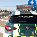 Al lugar del accidente se desplazó la Guardia Civil de Tráfico de León y los sanitarios de Sacyl. MARCIANO PÉREZ