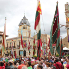 La plaza Mayor de La Bañeza se llenó de color en la Fiesta de las Comarcas.
