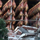 Jamones al descubierto en una empresa afectada por los terremotos en la localidad italiana de Norcia.