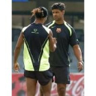 Frank Rijkaard, a la derecha, comenta con el brasileño Ronaldinho