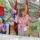 María José Salgueiro firmando un acuerdo con la directora del Instituto Cervantes de Pekín