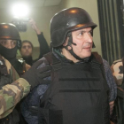 José López (en el centro), escoltado por agentes de operaciones especiales, el 14 de junio, en Buenos Aires.