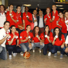 Las integrantes de la selección femenina con su medalla de plata a su llegada a España.