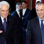 El presidente italiano, Sergio Mattarella (derecha) junto a Carlo Cottarelli en el Palacio del Quirinal en Roma.