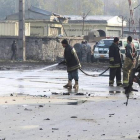 Miembros de las fuerzas de seguridad afganas inspeccionan el lugar del atentado en Jalalabad, este jueves.