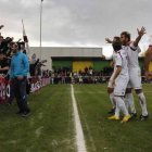 Los jugadores culturalistas celebran con la parroquia blanca uno de los goles del conjunto de Luis Cembranos ante La Virgen en el histórico derbi celebrado ayer en los Dominicos.