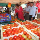 Autoridades y público comprobaron la calidad de los tomates y de otros productos.