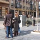 La imagen muestra a un grupo de ciudadanos conversando en una céntrica plaza de Astorga