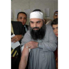 Imagen de archivo del imán Abu Omar a su llegada a un juicio.