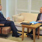 El secretario de Estado de EEUU, John Kerry (izquierda), conversa con el ministro de Asuntos Exteriores ruso, Serguéi Lavrov, este jueves en Ginebra.