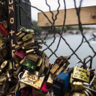 Hasta mayo del año pasado el Puente de las Artes de París estuvo decorado con más de 700.000 candados de parejas enamoradas.