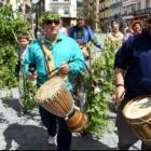 No faltaron los tamborileros para amenizar el recorrido por la villa