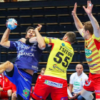 Juanjo Fernández intenta superar a la fuerte defensa del Cocks finlandés, un rival muy sólido en esa faceta. MAURI RATILAINEN